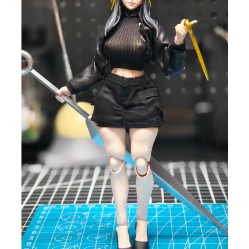Leatherworking Items - Figura de acción femenina a escala